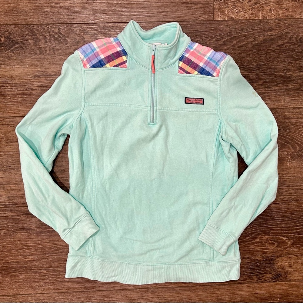 🦋 Vineyard Vines light blue quarter-zip sweatshirt w pink plaid shoulders, small